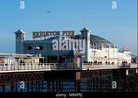 Il Brighton Pier e Brighton e Hove, Regno Unito, 2018.Il Brighton Pier, chiamato anche il Palace Pier, è una delle destinazioni turistiche più popolari in Inghilterra. Foto Stock