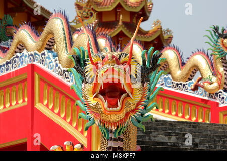 Primo piano della golden dragon nel santuario cinese Foto Stock