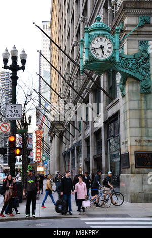 Il famoso Marshall Fields membro San orologi sono state un tradizionale luogo di incontro a Chicago dal momento in cui sono stati installati più di cento anni fa. Foto Stock