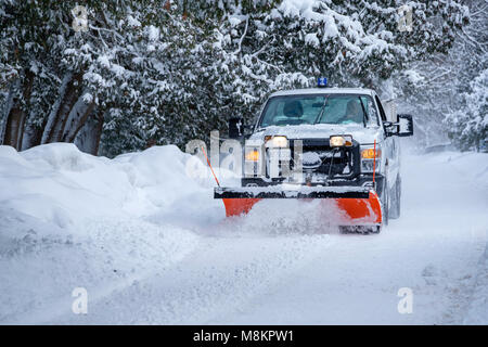 Snow Plough pick-up truck in movimento cancellazione di una strada comunale, street, dopo la nevicata a Springbank Park, London, Ontario, Canada. Foto Stock