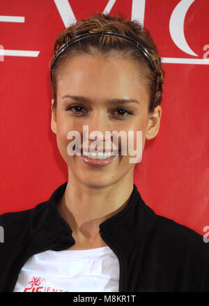 Jessica Alba presso la dodicesima edizione dell'EIF Revlon Run/a piedi per le donne a Times Square a New York City. Il 2 maggio 2009. Credito: Dennis Van Tine/MediaPunch Foto Stock