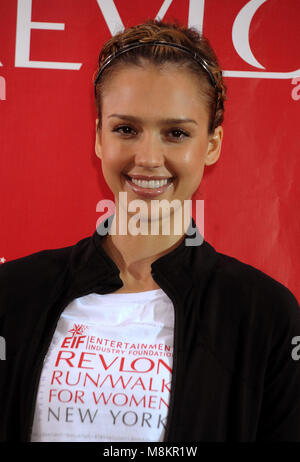 Jessica Alba presso la dodicesima edizione dell'EIF Revlon Run/a piedi per le donne a Times Square a New York City. Il 2 maggio 2009. Credito: Dennis Van Tine/MediaPunch Foto Stock