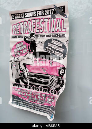 Retrofestival mostra poster pubblicitari retrò festival tenutosi a Newbury showground Foto Stock