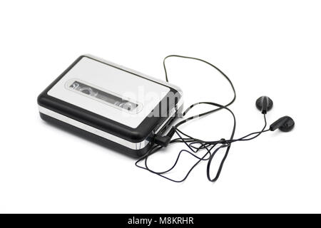 Portatile lettore di nastro con gli auricolari isolati su sfondo bianco Foto Stock