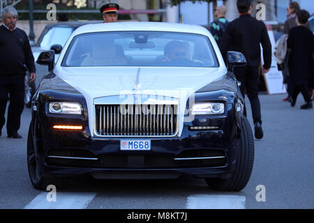 Montecarlo, Monaco - Marzo 17, 2018: uomo alla guida di un costoso in bianco e nero Rolls-Royce davanti al Casinò di Monte Carlo a Monaco in francese Foto Stock