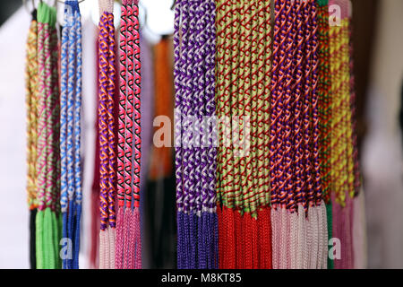 Molte colorate a mano bracciali per la vendita Foto Stock