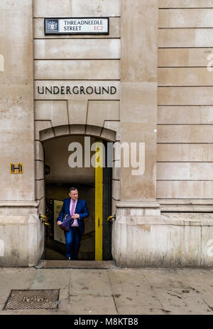 Un lavoratore cittadino corre fino i passaggi alla stazione di Bank su Threadneedle Street , City Of London , REGNO UNITO Foto Stock