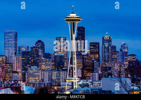 Seattle e lo Space Needle una torre di osservazione degli anni '60 costruita per la Fiera Mondiale del 1962 Seattle, WA, USA Foto Stock