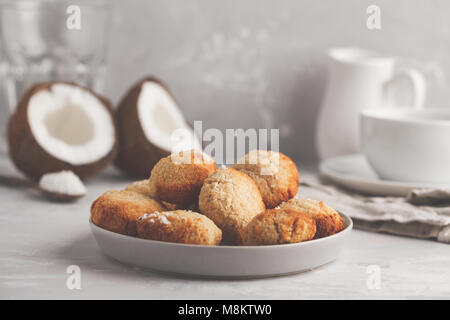 Vegano sano in casa i cookie di noce di cocco, sfondo luminoso. Sano cibo vegan concetto. Foto Stock