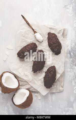 Materie in casa vegan cioccolato dessert cocco bounty. Sano cibo vegan concetto. Foto Stock