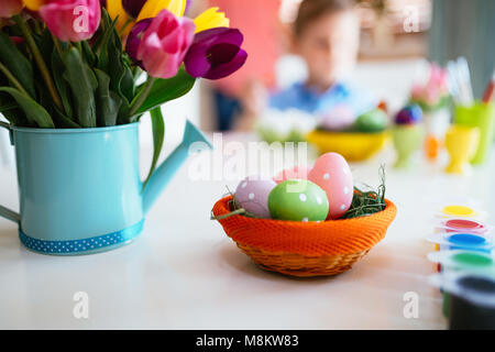 Pasqua Primavera tulipani a cucchiaio sul tavolo bianco Foto Stock