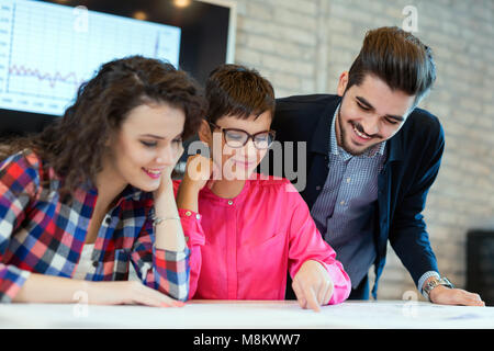 Azienda Collaboratori discutere le idee e di brainstorming Foto Stock