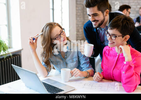 Coworking colleghi avente la conversazione su workplace Foto Stock