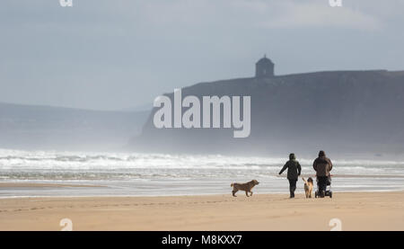 In discesa, l'Irlanda del Nord. Domenica 18 Marzo, 2018. Una famiglia giovane e i loro cani godono di una mattina a piedi da soli Benone Strand, a temperature appena al di sopra del congelamento. Photo credit: Graham il credito di servizio: Graham servizio/Alamy Live News Foto Stock