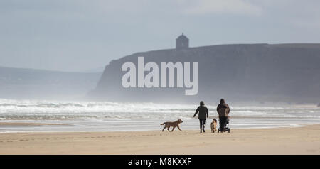 In discesa, l'Irlanda del Nord. Domenica 18 Marzo, 2018. Una famiglia giovane e i loro cani godono di una mattina a piedi da soli Benone Strand, a temperature appena al di sopra del congelamento. Photo credit: Graham il credito di servizio: Graham servizio/Alamy Live News Foto Stock