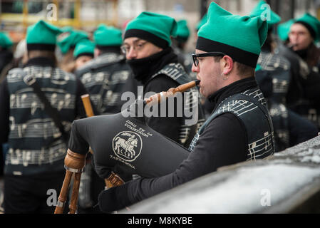 I figli de La Cosetania pipe band warm up prima di Londra il giorno di San Patrizio parade da Piccadilly a Trafalgar Square. Credito: Guy Bell/Alamy Live News Foto Stock