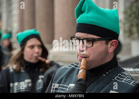 I figli de La Cosetania pipe band warm up prima di Londra il giorno di San Patrizio parade da Piccadilly a Trafalgar Square. Credito: Guy Bell/Alamy Live News Foto Stock