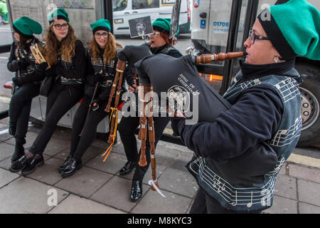 I figli de La Cosetania pipe band warm up prima di Londra il giorno di San Patrizio parade da Piccadilly a Trafalgar Square. Credito: Guy Bell/Alamy Live News Foto Stock