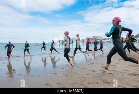 Las Palmas de Gran Canaria, Isole Canarie, Spagna. Il 18 marzo, 2018. Inizio della donna sprint nuotare presso l'ETU European Cup triathlon evento in Las Palmas de Gran Canaria. Credito: ALAN DAWSON/Alamy Live News Foto Stock
