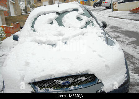 Portland, Dorset. 18 Marzo 2018 - Un cartoon faccia su una coperta di neve auto in Fortuneswell, isola di Portland, Dorset Credito: stuart fretwell/Alamy Live News Foto Stock