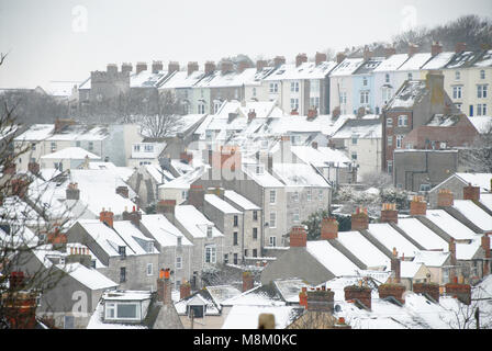 Portland, Dorset. 18 Marzo 2018 - Il villaggio nevoso di Fortuneswell in quanto è molto raro tempo sull'isola di Portland, nel Dorset Credito: stuart fretwell/Alamy Live News Foto Stock