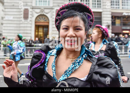 Londra, Regno Unito. Il 18 marzo 2018. Sud Americana gli esecutori. Il XVI annuale di Londra per il giorno di San Patrizio parade avviene attraverso il centro di Londra. Decine di migliaia di persone godono la parata come pure le feste in Trafalgar Square. L'evento mette in mostra il meglio del cibo Irlandese, musica, canto, danza, della cultura e delle arti e quest'anno celebra i risultati e i successi di Londra donne irlandesi come parte del Sindaco di Londra #BehindEveryGreatCity campagna. Credito: Stephen Chung / Alamy Live News Foto Stock