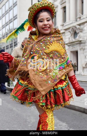 Londra, Regno Unito. Il 18 marzo 2018. Sud Americana gli esecutori. Il XVI annuale di Londra per il giorno di San Patrizio parade avviene attraverso il centro di Londra. Decine di migliaia di persone godono la parata come pure le feste in Trafalgar Square. L'evento mette in mostra il meglio del cibo Irlandese, musica, canto, danza, della cultura e delle arti e quest'anno celebra i risultati e i successi di Londra donne irlandesi come parte del Sindaco di Londra #BehindEveryGreatCity campagna. Credito: Stephen Chung / Alamy Live News Foto Stock