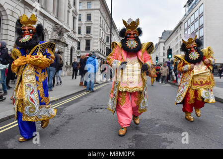 Londra, Regno Unito. Il 18 marzo 2018. Sud Americana gli esecutori. Il XVI annuale di Londra per il giorno di San Patrizio parade avviene attraverso il centro di Londra. Decine di migliaia di persone godono la parata come pure le feste in Trafalgar Square. L'evento mette in mostra il meglio del cibo Irlandese, musica, canto, danza, della cultura e delle arti e quest'anno celebra i risultati e i successi di Londra donne irlandesi come parte del Sindaco di Londra #BehindEveryGreatCity campagna. Credito: Stephen Chung / Alamy Live News Foto Stock