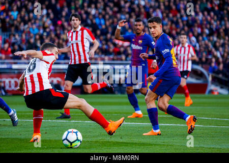 Marzo 18, 2018 - Barcelona, Barcelona, Spagna - (14) Coutinho e (18)De Marcos nella zona di Ath. Bilbao durante la Liga match tra FC Barcelona e il triidrato di alluminio. Bilbao ha suonato presso il Camp Nou. Credito: Joan Gosa Badia/Alamy Credito: Joan Gosa Badia/Alamy Live News Foto Stock