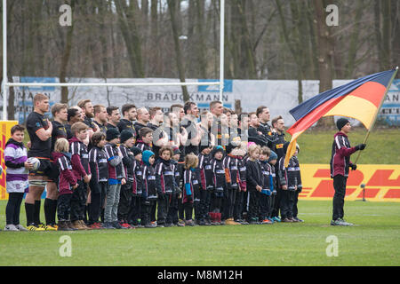 18 marzo 2018, Germania, Colonia: corrispondenza 5 del Rugby Europa del campionato 2018. Il team tedesco durante l'inno nazionale. -Nessun servizio di filo- Foto: Jürgen Keßler/dpa Foto Stock