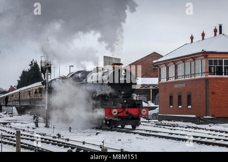 Kiddminster, UK. Il 18 marzo, 2018. "Re" locomotiva classe n. 6023 "King Edward II' si diparte dalla stazione a Kidderminster in Severn Valley Railway in condizioni di neve durante il loro 'Spring " Gala di vapore. Credito: Edward J Dyer/Alamy Live News. Foto Stock