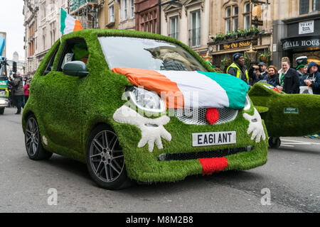 Londra, Regno Unito. Il 18 marzo 2018. Molto bello, unico e piccolo Smart Brabus auto coperti in erba artificiale e bandiera irlandese sul cofano. Credito: AndKa/Alamy Live News Foto Stock