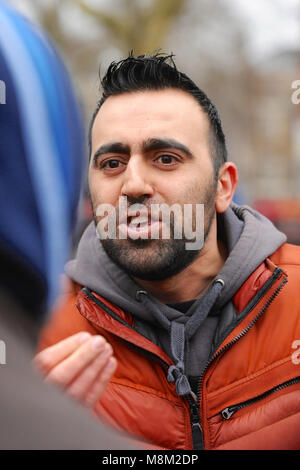 Londra, Regno Unito. Il 18 marzo, 2018. Un giovane uomo musulmano sostenendo con manifestanti nazionalista a Speakers Corner prima dell'arrivo di Tommy Robinson (attivista politico e co-fondatore, ex portavoce e leader della difesa inglese League - EDL), Hyde Park, London, Regno Unito. Credito: Michael Preston/Alamy Live News Foto Stock