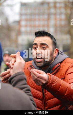 Londra, Regno Unito. Il 18 marzo, 2018. Un giovane uomo musulmano sostenendo con manifestanti nazionalista a Speakers Corner prima dell'arrivo di Tommy Robinson (attivista politico e co-fondatore, ex portavoce e leader della difesa inglese League - EDL), Hyde Park, London, Regno Unito. Credito: Michael Preston/Alamy Live News Foto Stock