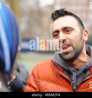 Londra, Regno Unito. Il 18 marzo, 2018. Un giovane uomo musulmano sostenendo con manifestanti nazionalista a Speakers Corner prima dell'arrivo di Tommy Robinson (attivista politico e co-fondatore, ex portavoce e leader della difesa inglese League - EDL), Hyde Park, London, Regno Unito. Credito: Michael Preston/Alamy Live News Foto Stock