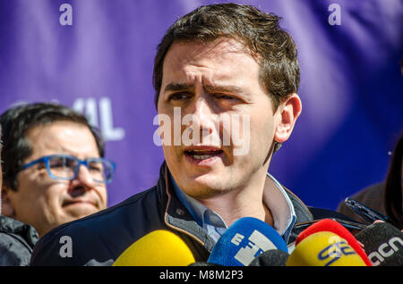 Barcellona, in Catalogna, Spagna. Xviii Mar, 2018. Alberto Rivera, leader di Ciudadanos è visto durante la dimostrazione.decine di migliaia di pro Spagna i dimostranti sono scesi per le strade di Barcellona per sostenere l'unità della Spagna e contro il Catalonia movimento di indipendenza. Credito: Paco Freire SOPA/images/ZUMA filo/Alamy Live News Foto Stock