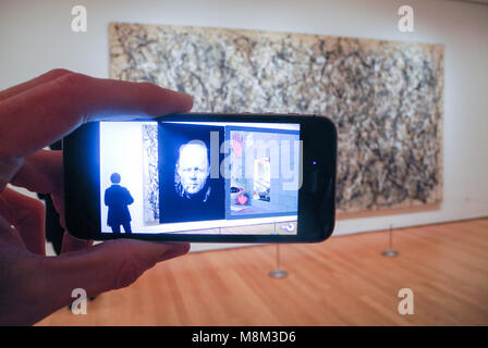 13 marzo 2018, USA, New York: un app per il 'MoMAR' galleria virtuale su un mobilephone mostra sul display digital art sovrapponendo il dipinto 'Uno: numero 31, 1950" di noi artista Jackson Pollock presso il Museo di Arte Moderna (MoMA). Foto: Johannes Schmitt-Tegge/dpa Foto Stock