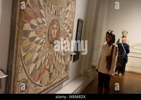 Alessandria, Egitto. Xviii Mar, 2018. Una donna egiziana guarda un artefatto dal greco-romana del tempo in Alessandria Museo Nazionale di Alessandria d'Egitto, il 12 marzo 2018. Alessandria Museo Nazionale, contenente alcune 1.800 inestimabili faraonica, greco-romane, islamica e copta artefatti che narrano la storia del Mediterraneo la storia della città di Alessandria a nord della capitale del Cairo, fu aperta al pubblico nel 2003. Credito: Zhao Dingzhe/Xinhua/Alamy Live News Foto Stock