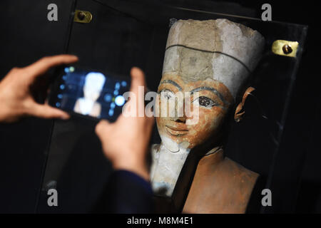 Alessandria, Egitto. Xviii Mar, 2018. Un visitatore prende le foto della Regina Hatshepsut della statua a Alessandria Museo Nazionale di Alessandria d'Egitto, il 12 marzo 2018. Alessandria Museo Nazionale, contenente alcune 1.800 inestimabili faraonica, greco-romane, islamica e copta artefatti che narrano la storia del Mediterraneo la storia della città di Alessandria a nord della capitale del Cairo, fu aperta al pubblico nel 2003. Credito: Zhao Dingzhe/Xinhua/Alamy Live News Foto Stock