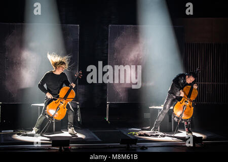 Copenhagen, Danimarca. Xviii Mar, 2018. Il finlandese violoncello metal band Apocalyptica esegue un concerto dal vivo presso il DR Koncerthuset in Copenhagen. Qui il violoncellista e musicista Eicca Toppinen (L) è visto dal vivo sul palco con Paavo Lötjönen (R). (Photo credit: Gonzales foto - Thomas RASMUSSEN). Credito: Gonzales foto/Alamy Live News Foto Stock