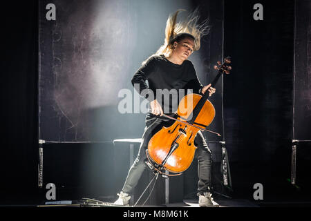 Copenhagen, Danimarca. Xviii Mar, 2018. Il finlandese violoncello metal band Apocalyptica esegue un concerto dal vivo presso il DR Koncerthuset in Copenhagen. Qui il violoncellista e musicista Eicca Toppinen è visto dal vivo sul palco. (Photo credit: Gonzales foto - Thomas RASMUSSEN). Credito: Gonzales foto/Alamy Live News Foto Stock