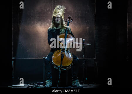 Copenhagen, Danimarca. Xviii Mar, 2018. Il finlandese violoncello metal band Apocalyptica esegue un concerto dal vivo presso il DR Koncerthuset in Copenhagen. Qui il violoncellista e musicista Eicca Toppinen è visto dal vivo sul palco. (Photo credit: Gonzales foto - Thomas RASMUSSEN). Credito: Gonzales foto/Alamy Live News Foto Stock