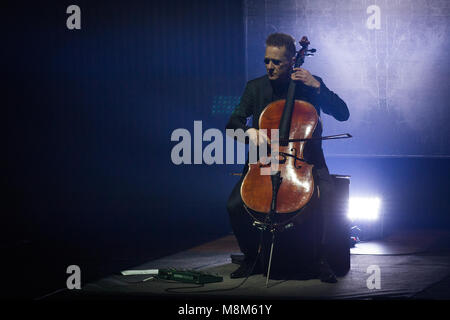 Copenhagen, Danimarca. Xviii Mar, 2018. Il finlandese violoncello metal band Apocalyptica esegue un concerto dal vivo presso il DR Koncerthuset in Copenhagen. Qui il violoncellista e musicista Antero Manninen è visto dal vivo sul palco. (Photo credit: Gonzales foto - Thomas RASMUSSEN). Credito: Gonzales foto/Alamy Live News Foto Stock