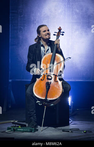 Copenhagen, Danimarca. Xviii Mar, 2018. Il finlandese violoncello metal band Apocalyptica esegue un concerto dal vivo presso il DR Koncerthuset in Copenhagen. Qui il violoncellista e musicista Perttu Kivilaakso è visto dal vivo sul palco. (Photo credit: Gonzales foto - Thomas RASMUSSEN). Credito: Gonzales foto/Alamy Live News Foto Stock