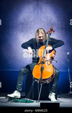 Copenhagen, Danimarca. Xviii Mar, 2018. Il finlandese violoncello metal band Apocalyptica esegue un concerto dal vivo presso il DR Koncerthuset in Copenhagen. Qui il violoncellista e musicista Eicca Toppinen è visto dal vivo sul palco. (Photo credit: Gonzales foto - Thomas RASMUSSEN). Credito: Gonzales foto/Alamy Live News Foto Stock