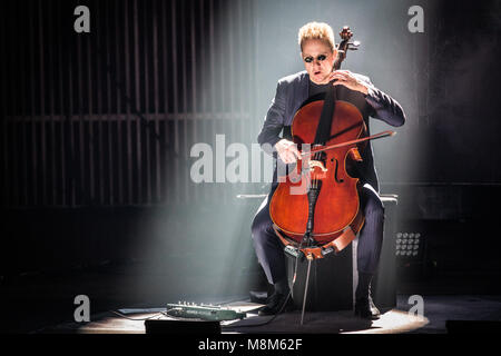 Copenhagen, Danimarca. Xviii Mar, 2018. Il finlandese violoncello metal band Apocalyptica esegue un concerto dal vivo presso il DR Koncerthuset in Copenhagen. Qui il violoncellista e musicista Antero Manninen è visto dal vivo sul palco. (Photo credit: Gonzales foto - Thomas RASMUSSEN). Credito: Gonzales foto/Alamy Live News Foto Stock