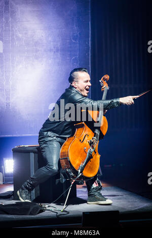 Copenhagen, Danimarca. Xviii Mar, 2018. Il finlandese violoncello metal band Apocalyptica esegue un concerto dal vivo presso il DR Koncerthuset in Copenhagen. Qui il violoncellista e musicista Paavo Lötjönen è visto dal vivo sul palco. (Photo credit: Gonzales foto - Thomas RASMUSSEN). Credito: Gonzales foto/Alamy Live News Foto Stock