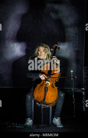 Copenhagen, Danimarca. Xviii Mar, 2018. Il finlandese violoncello metal band Apocalyptica esegue un concerto dal vivo presso il DR Koncerthuset in Copenhagen. Qui il violoncellista e musicista Eicca Toppinen è visto dal vivo sul palco. (Photo credit: Gonzales foto - Thomas RASMUSSEN). Credito: Gonzales foto/Alamy Live News Foto Stock