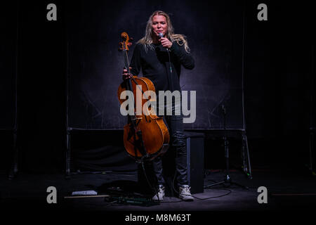 Copenhagen, Danimarca. Xviii Mar, 2018. Il finlandese violoncello metal band Apocalyptica esegue un concerto dal vivo presso il DR Koncerthuset in Copenhagen. Qui il violoncellista e musicista Eicca Toppinen è visto dal vivo sul palco. (Photo credit: Gonzales foto - Thomas RASMUSSEN). Credito: Gonzales foto/Alamy Live News Foto Stock