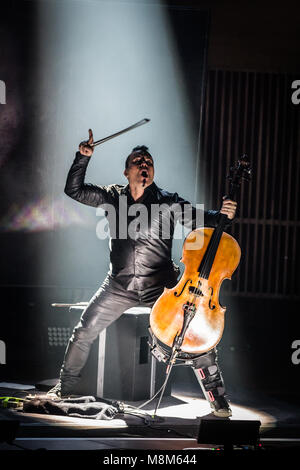 Copenhagen, Danimarca. Xviii Mar, 2018. Il finlandese violoncello metal band Apocalyptica esegue un concerto dal vivo presso il DR Koncerthuset in Copenhagen. Qui il violoncellista e musicista Paavo Lötjönen è visto dal vivo sul palco. (Photo credit: Gonzales foto - Thomas RASMUSSEN). Credito: Gonzales foto/Alamy Live News Foto Stock